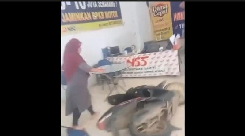 Viral Ibu di Brebes Ngamuk Banting Motor gegara Ditarik Leasing akibat Nunggak Setoran Kredit