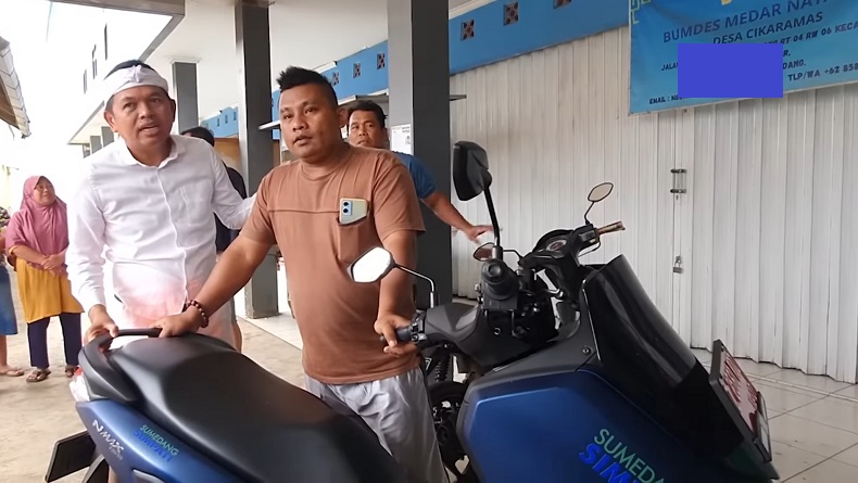 title Lurah Gaul Berambut Mohawk asal Sumedang, Netizen: Kerjanya Bener Nggak? Lurah Gaul Berambut Mohawk asal Sumedang, Netizen: Kerjanya Bener Nggak?