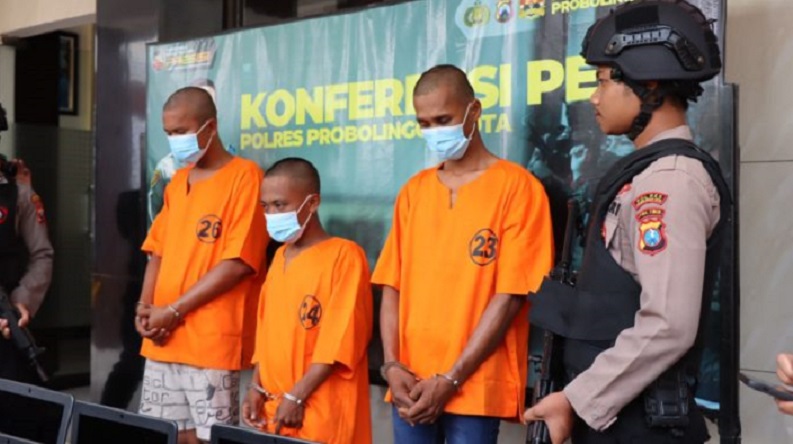title Komplotan Pembobol Sekolah di Probolinggo Ditangkap, Belasan Laptop Disita Komplotan Pembobol Sekolah di Probolinggo Ditangkap, Belasan Laptop Disita