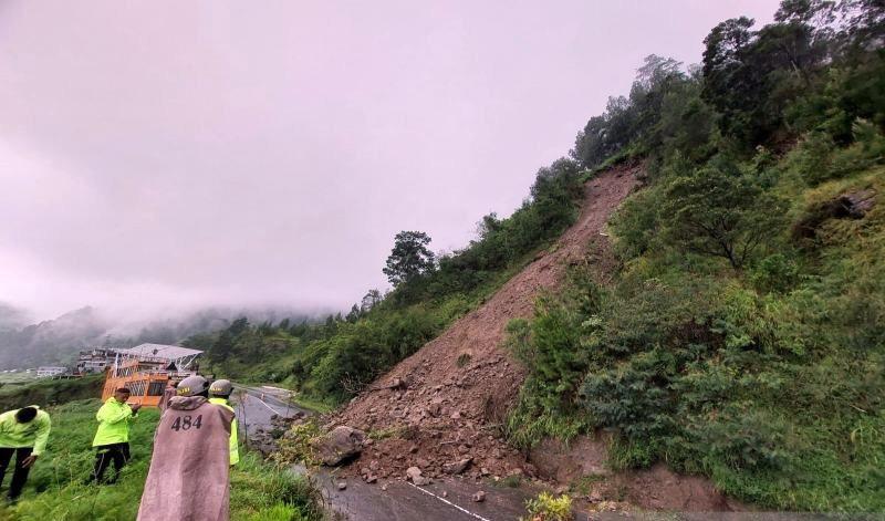  Tebing Lereng Gunung Lawu Longsor, Jalur Tawangmangu-Magetan Putus