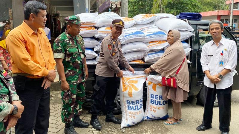 Antisipasi Kecurangan, TNI-Polri Pantau Ketat Operasi Pasar Beras di Purbalingga 