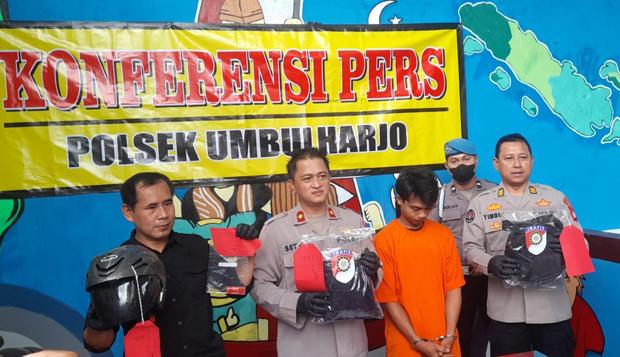 title Keterlaluan, Pedagang Roti Ini Perlihatkan dan Mainkan Kemaluan di Depan Siswi SMK Keterlaluan, Pedagang Roti Ini Perlihatkan dan Mainkan Kemaluan di Depan Siswi SMK