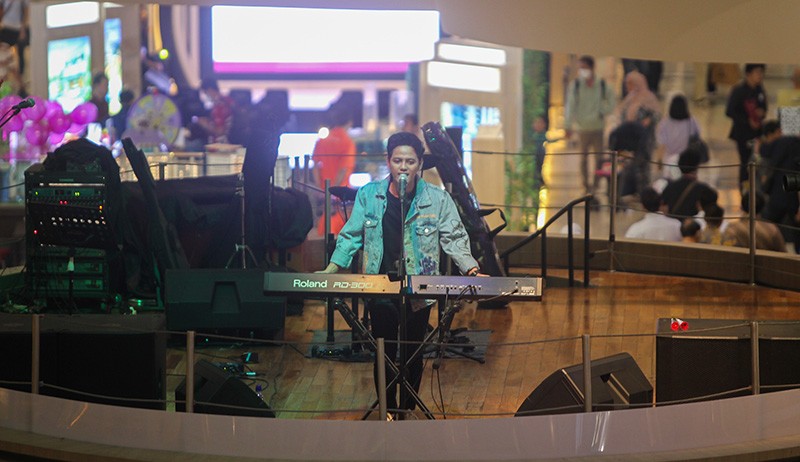 Stevan Pasaribu Bikin Kejutan Pengunjung Mal saat Hari Valentine - Bagian 2