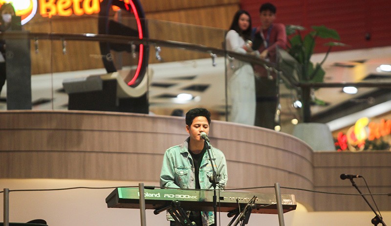 Stevan Pasaribu Bikin Kejutan Pengunjung Mal saat Hari Valentine - Bagian 1