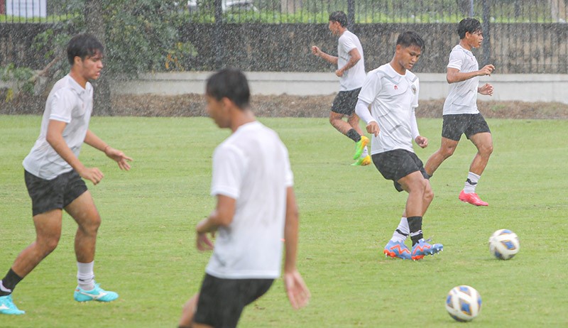 Melihat Semangat Timnas Indonesia U-20 Latihan di Bawah Guyuran Hujan Deras - Bagian 1
