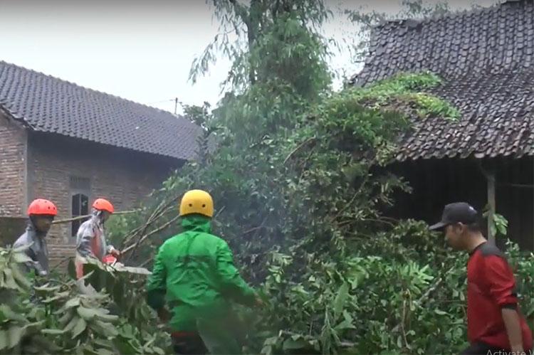 title Diterjang Angin Kencang, 20 Rumah Warga di Juwiring Klaten Rusak Diterjang Angin Kencang, 20 Rumah Warga di Juwiring Klaten Rusak