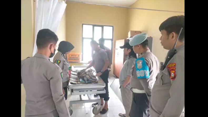 title Bayi 2 Bulan Tewas saat Disusui Ibu Dalam Mobil di Makassar, Ini Kata Polisi  Bayi 2 Bulan Tewas saat Disusui Ibu Dalam Mobil di Makassar, Ini Kata Polisi