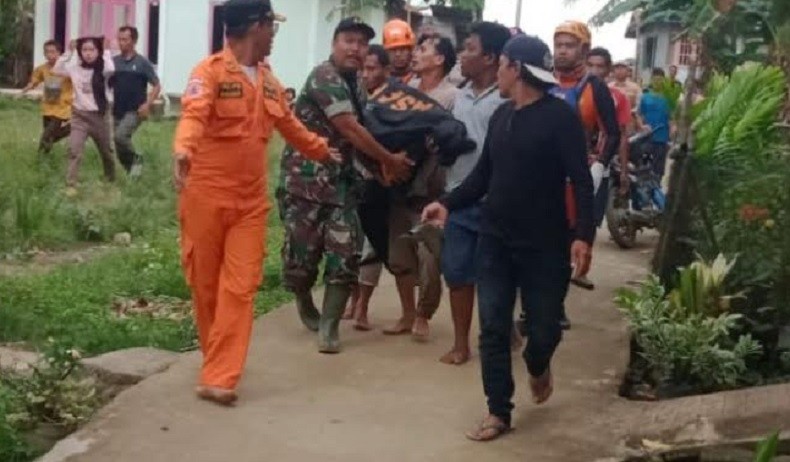 title Terpeleset saat Main, Bocah Tenggelam di Sungai Batanghari Jambi Ditemukan Tewas Terpeleset saat Main, Bocah Tenggelam di Sungai Batanghari Jambi Ditemukan Tewas
