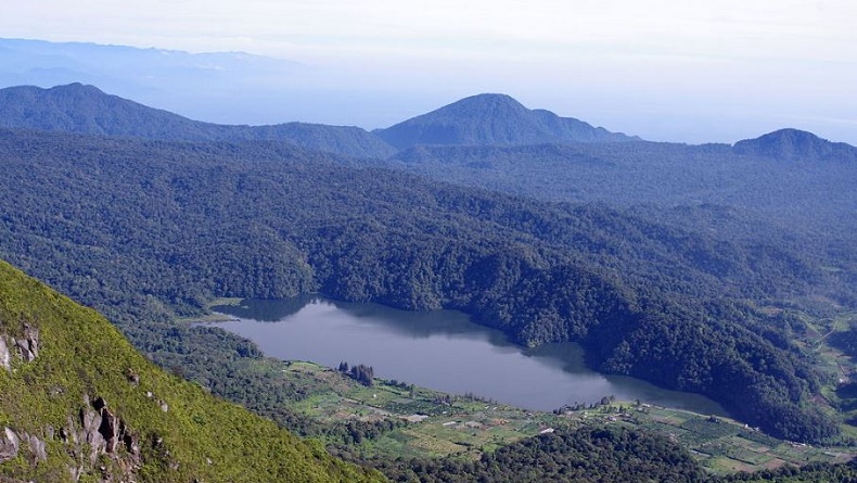 title Danau Lau Kawar, Wisata Eksotis di Kaki Gunung Sinabung yang Menyimpan Misteri Danau Lau Kawar, Wisata Eksotis di Kaki Gunung Sinabung yang Menyimpan Misteri