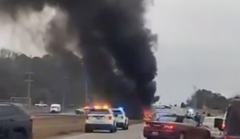 Helikopter Black Hawk Militer AS Jatuh di Jalan Raya, 6 Orang Tewas Helikopter Black Hawk Militer AS Jatuh di Jalan Raya, 6 Orang Tewas