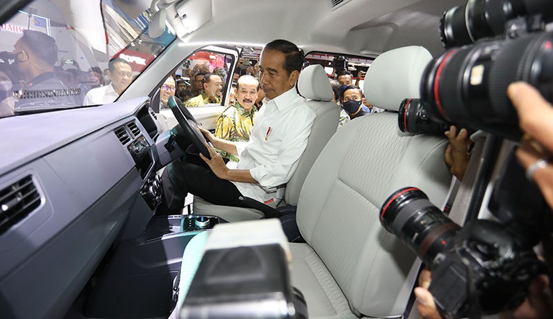 Momen Presiden Jokowi Duduk di Ruang Kemudi Mobil Listrik Esemka Bima EV - Bagian 1