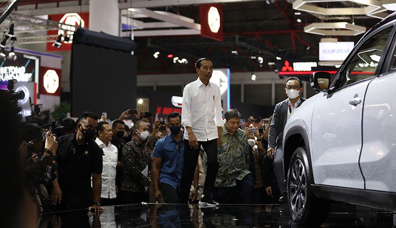 Momen Presiden Jokowi Duduk di Ruang Kemudi Mobil Listrik Esemka Bima EV - Bagian 3