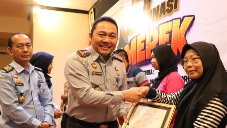 Dukung Pelaku dan UMKM, Kemenkumham Gorontalo Serahkan Sertifikat Merek