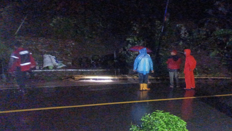 Longsor Tutup Akses Geopark Ciletuh Sukabumi, Pemotor Boncengan Tertimbun