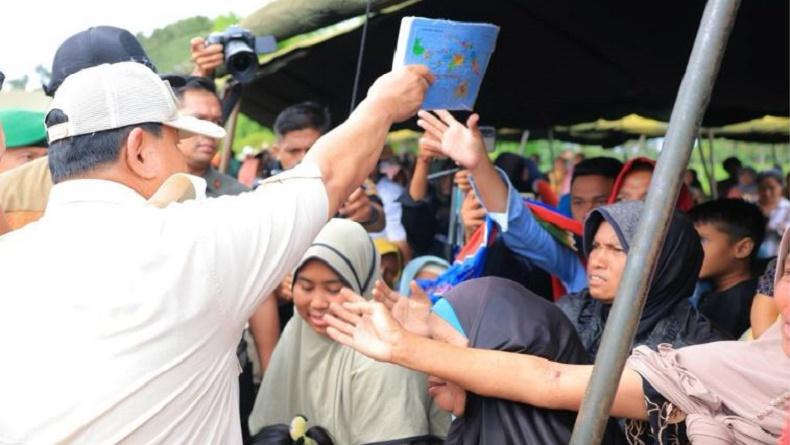 Kala Prabowo Bagikan Puzzle Peta Indonesia kepada Anak-Anak usai Resmikan Sumur Air Bersih di Lombok