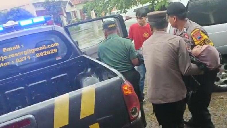 title Terekam Video, Polisi dan TNI Tolong Korban Tabrak Lari di Sragen, Begini Ceritanya Terekam Video, Polisi dan TNI Tolong Korban Tabrak Lari di Sragen, Begini Ceritanya