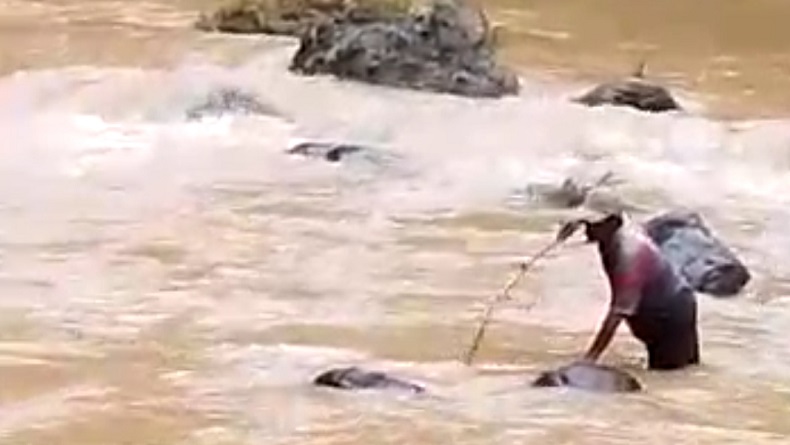 Jembatan Tiba-tiba Ambruk, Pasutri Jatuh lalu Terseret Sungai Ciburial Cianjur