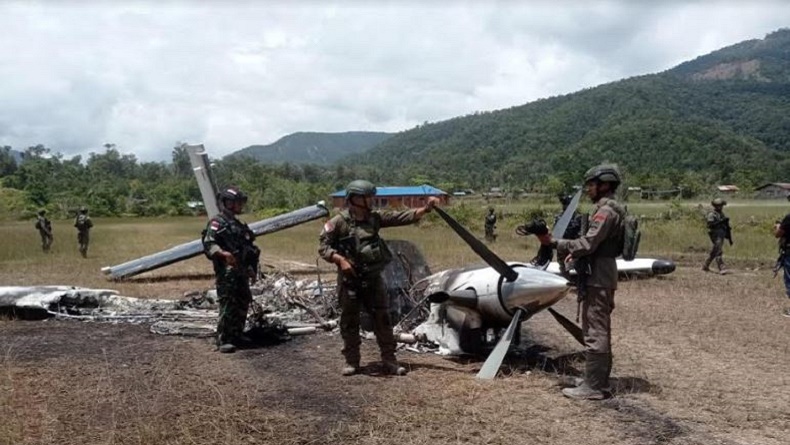Pasukan TNI-Polri Tiba di Paro, Olah TKP Pesawat Susi Air yang Dibakar KKB