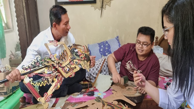 Pemuda Difabel di Banyumas Piawai Bikin Wayang Karton, Jadi Anak Asuh Partai Perindo