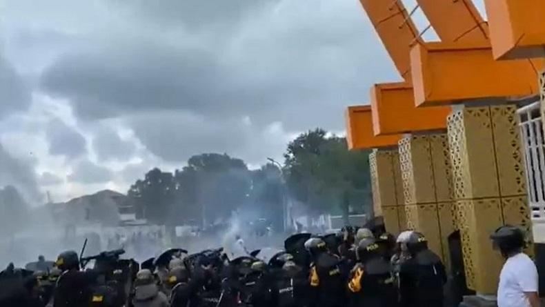 title Bentrok Suporter PSIS Semarang dengan Polisi di Luar Stadion Jatidiri Diwarnai Aksi Lempar Batu Bentrok Suporter PSIS Semarang dengan Polisi di Luar Stadion Jatidiri Diwarnai Aksi Lempar Batu