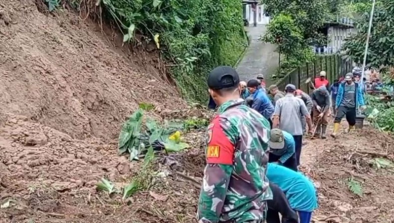 title Diterjang Longsor, Jalur Antardesa di Madiun Lumpuh Tertutup Tanah dan Batu Diterjang Longsor, Jalur Antardesa di Madiun Lumpuh Tertutup Tanah dan Batu