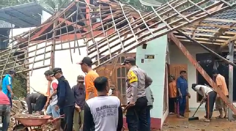 title Rumah di Trenggalek Ambruk Tertimpa Longsor, Penghuni Selamat Rumah di Trenggalek Ambruk Tertimpa Longsor, Penghuni Selamat
