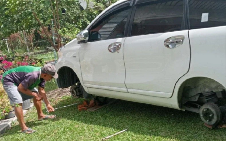 Mobil Mantan Sekuriti Dipreteli Maling, 3 Ban Hilang Diganti Batu Bata