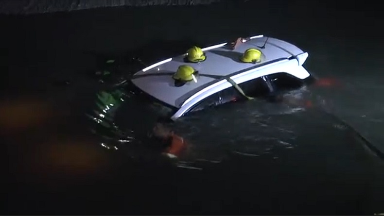 Diduga Sopir Kurang Konsentrasi, Taksi Online Terjun ke Sungai di Surabaya