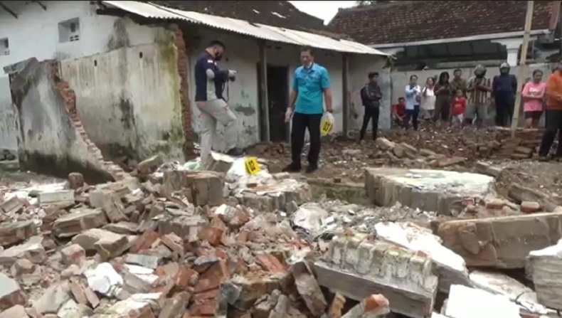 title Pekerja di Tulungagung Tewas Tertimpa Tembok, Begini Kondisinya Pekerja di Tulungagung Tewas Tertimpa Tembok, Begini Kondisinya