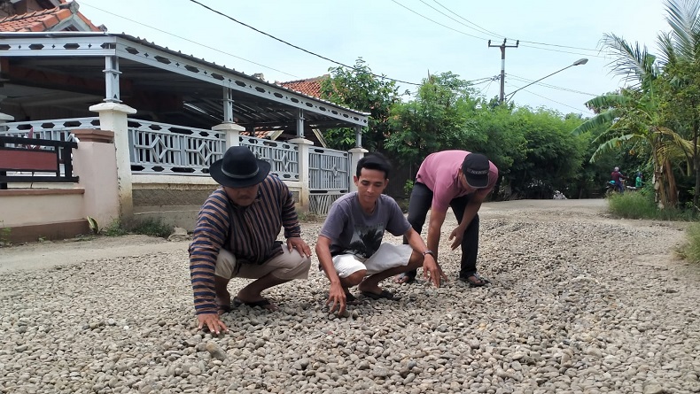 TKW di Taiwan Sumbang Dana Perbaikan Jalan Rusak di Desa Pranggong Indramayu
