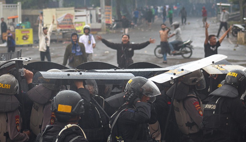 Foto-Foto Bentrokan Suporter dengan Polisi di Stadion Jatidiri Semarang - Bagian 2
