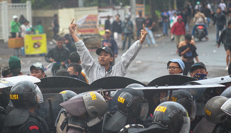Foto-Foto Bentrokan Suporter dengan Polisi di Stadion Jatidiri Semarang - Bagian 3