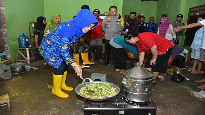 Dapur Umum Dinsos Sukoharjo Suplai Ribuan Nasi Bungkus ke Pengungsi
