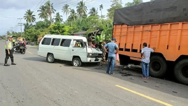 title Kecelakaan Minibus Tabrak Truk di Jalan Lintas Medan-Aceh, Guru Perempuan Tewas Kecelakaan Minibus Tabrak Truk di Jalan Lintas Medan-Aceh, Guru Perempuan Tewas