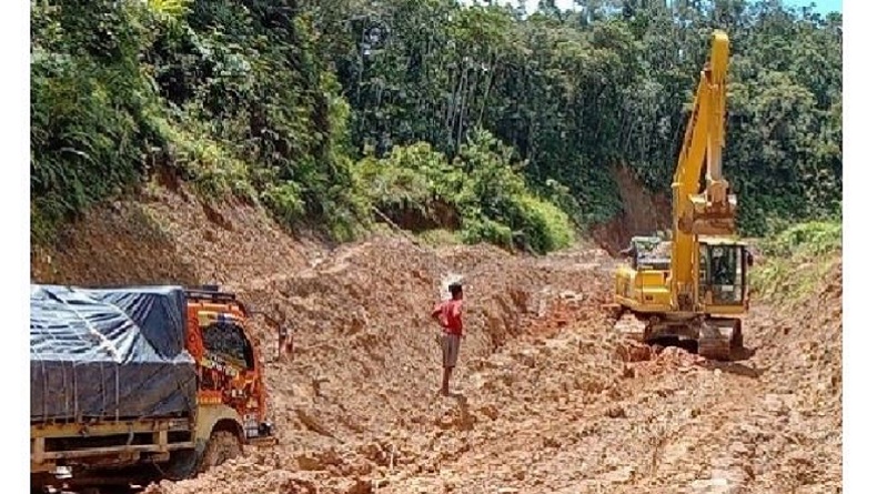 150 Truk dan Mobil Double Cabin Terjebak Lumpur di Jalan Trans Papua sejak Desember