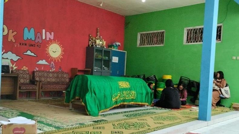 title Seorang Kakek Terdampak Banjir di Solo Meninggal Dunia di Pengungsian Seorang Kakek Terdampak Banjir di Solo Meninggal Dunia di Pengungsian