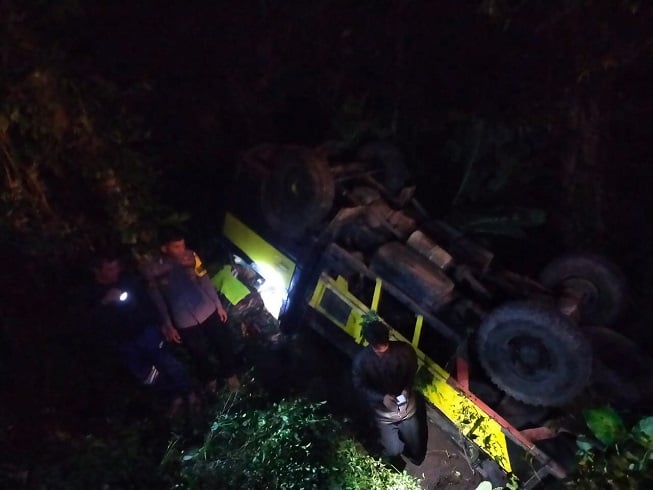 Tak Kuat Menanjak, Truk Muatan Pasir Terjun ke Jurang di Cianjur