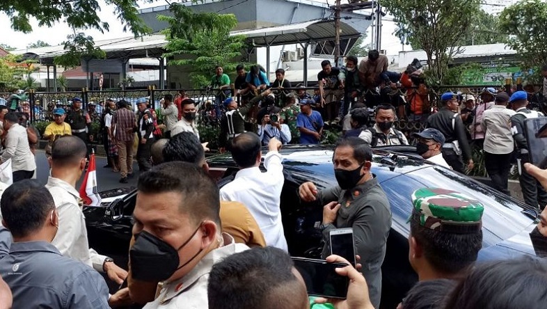 Demi Lihat Jokowi, Warga Rela Panjat Pembatas Jalan di Pasar Wonokromo Surabaya