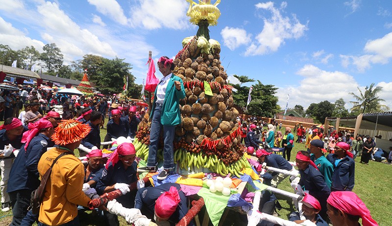 Sedekah Bumi, Ribuan Durian Jadi Rebutan Warga Lereng Gunung Kelud - Bagian 2