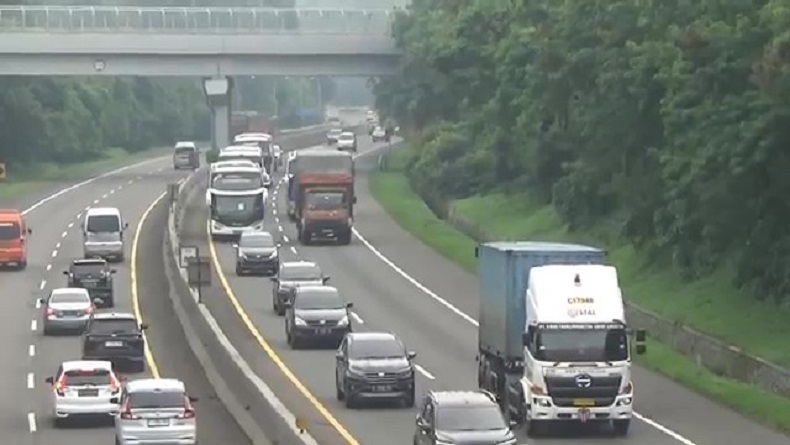 Lalu Lintas Tol Cipularang Ramai, Didominasi Mobil Pribadi dan Bus