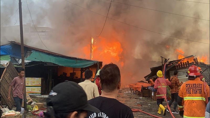 Pasar Tradisional Cik Puan Pekanbaru Terbakar, Ratusan Kios Pedagang Dilalap Api
