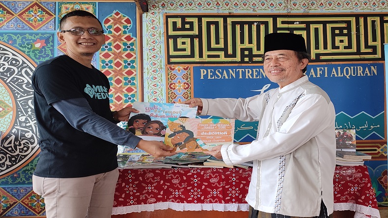  Dapat Donasi Buku MNC Peduli, Pimpinan Lemka Sukabumi Sebut Cocok Dibaca Santri