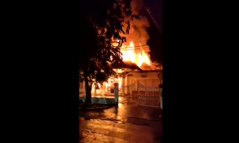 Rumah Mewah Milik Dokter di Surabaya Ludes Terbakar, Warga Sekitar Panik 