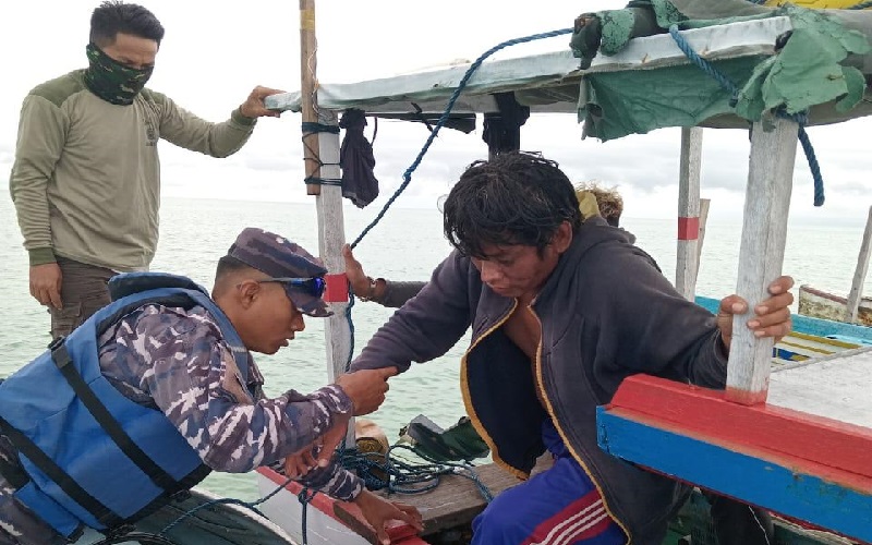 Prajurit TNI AL Evakuasi 2 Nelayan Hanyut di Perairan Pulau Bunyu Tarakan