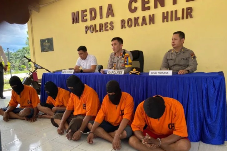 title Aniaya Pencuri hingga Tewas, 5 Penjaga Kebun Sawit di Rohil Ditangkap Polisi Aniaya Pencuri hingga Tewas, 5 Penjaga Kebun Sawit di Rohil Ditangkap Polisi