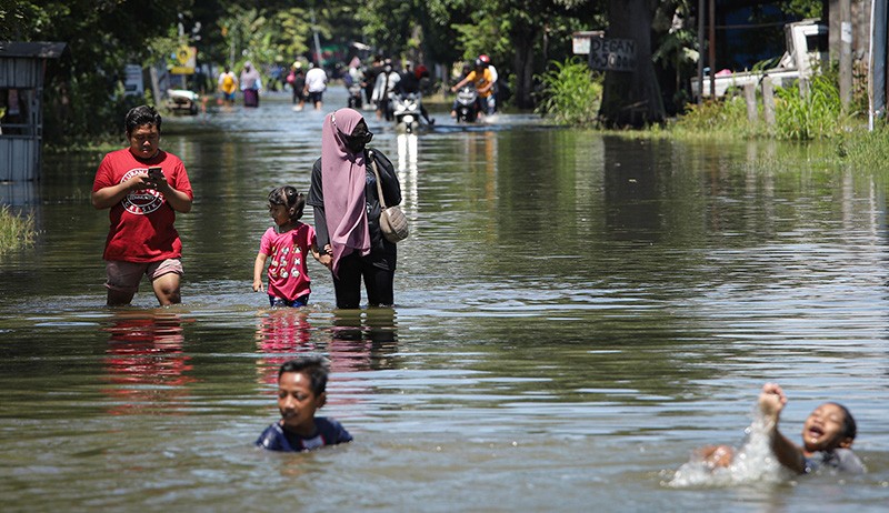 Banjir Setinggi 40 Sentimeter Rendam Jalan Raya Morowudi Gresik - Bagian 2