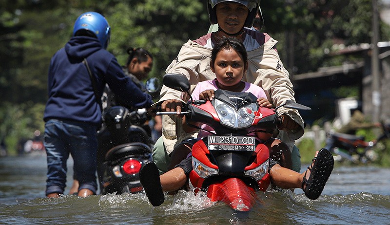 Banjir Setinggi 40 Sentimeter Rendam Jalan Raya Morowudi Gresik - Bagian 1