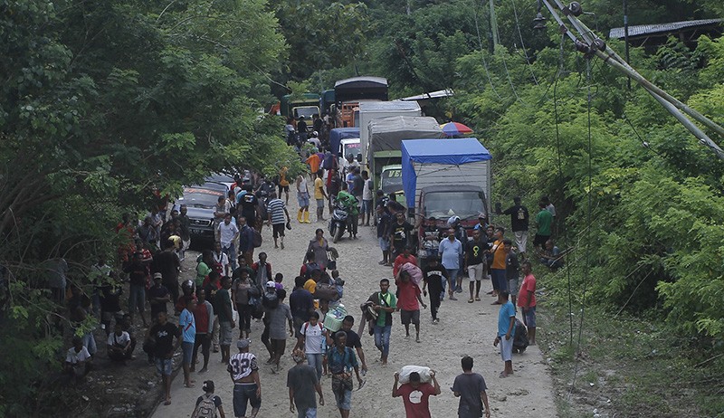 Jalan Tertutup Longsor di Kupang, Truk Bawa Sembako Tertahan Selama 4 Hari - Bagian 1