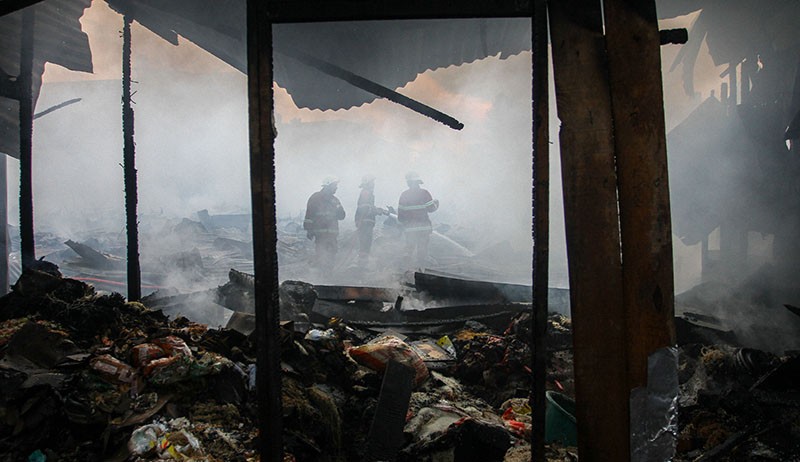 Pasar Cik Puan Pekanbaru Kebakaran Hanguskan 50 Kios Pedagang - Bagian 1