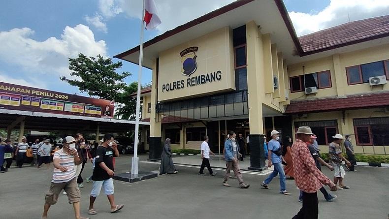 Puluhan Warga Geruduk Mapolres Rembang, Tuntut Pelaku Perusakan Balai Desa Ditahan